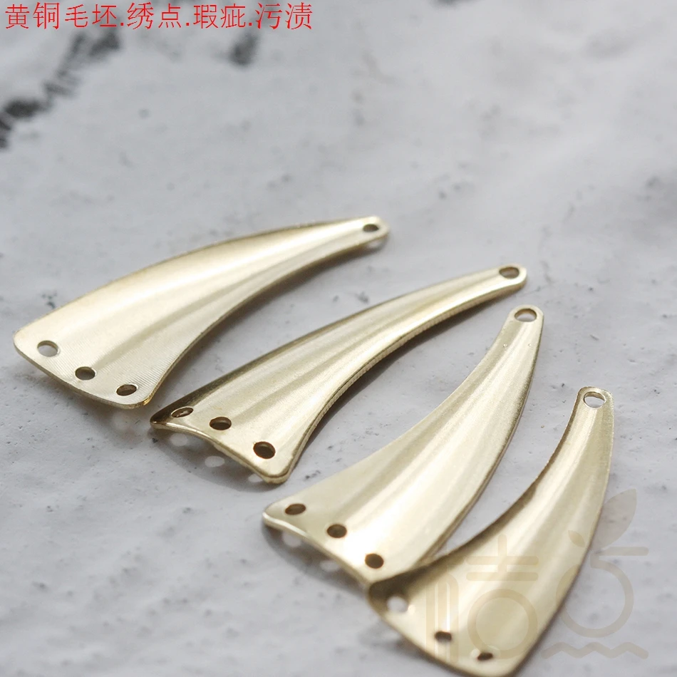 Фурнитура из цельной латуни изогнутая с 4 отверстиями 33x13 мм (3890C-V-275)