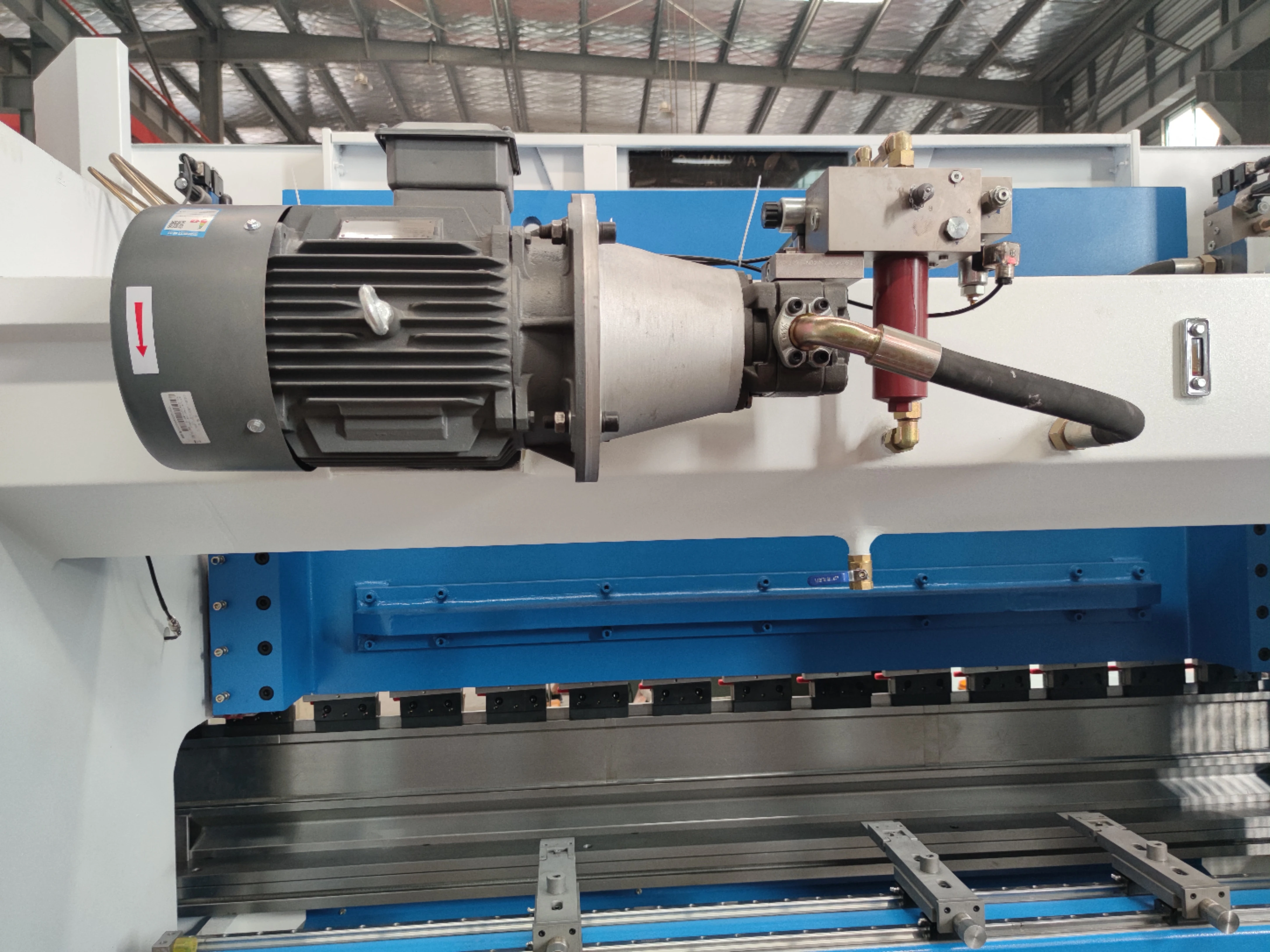Горячая Распродажа 110ton 4 + 1 Axis CNC гидравлический листогибочный пресс с системой