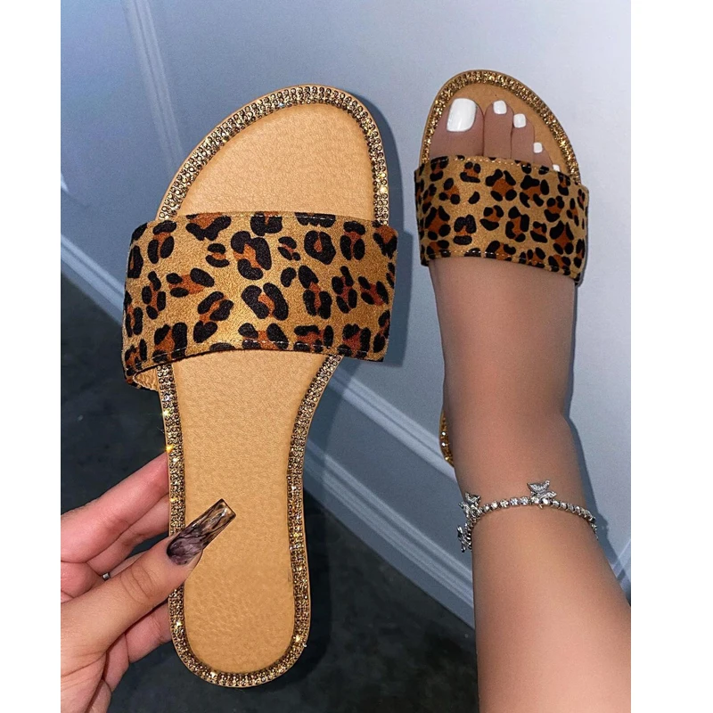 

2021 новый летний стиль; Леопардовая расцветка; Удобная обувь на плоской подошве; Пикантные Модные женские римские сандалии; Стразы с открыты...