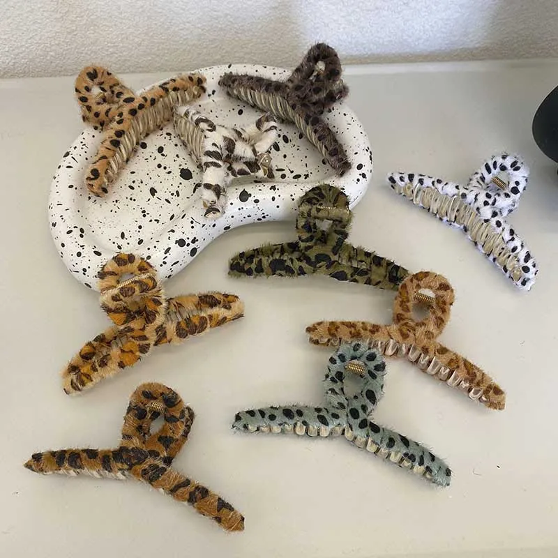 

Korean Women Girls Plastic Hair Claws Hair Clips Headwear Large Size Hairpin Crab Barrette Fashion Ornament Hair Accessories