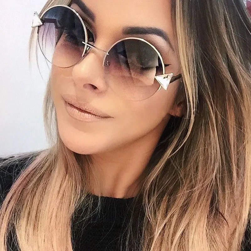 Женские круглые солнцезащитные очки со стрелками коричневые в оправе с