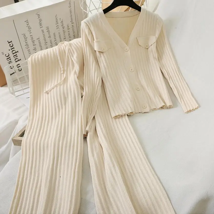 Женский трикотажный комплект из двух предметов кофта с V образным вырезом и