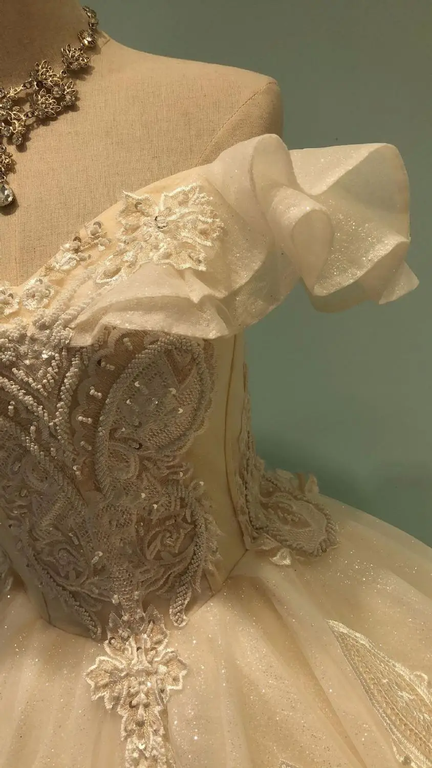 Кружевное бальное платье цвета шампанского с аппликацией и цветами|Свадебные