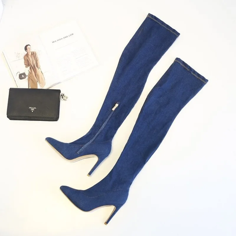 Джинсовые сапоги выше колена с острым носком и боковой молнией облегающие