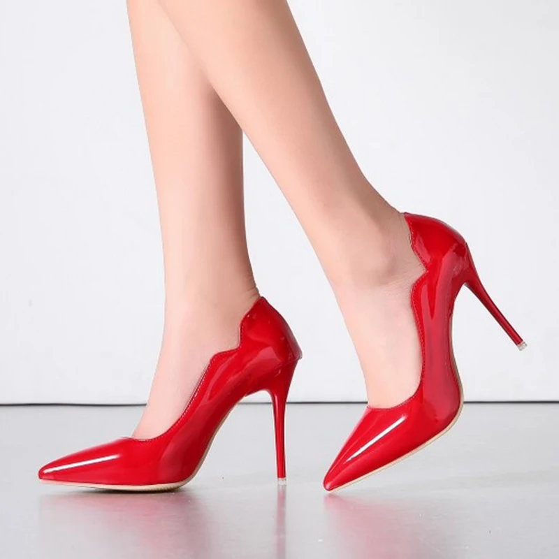 Пикантные тонкие туфли с острым носком на высоком каблуке кружевом и зубчатой