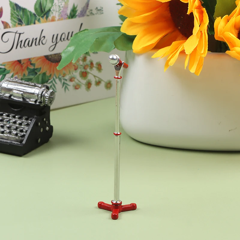 

Милая Миниатюрная модель металлического микрофона в масштабе 1:12, кукольный домик, миниатюрная мебель, аксессуары, детские подарки на день р...