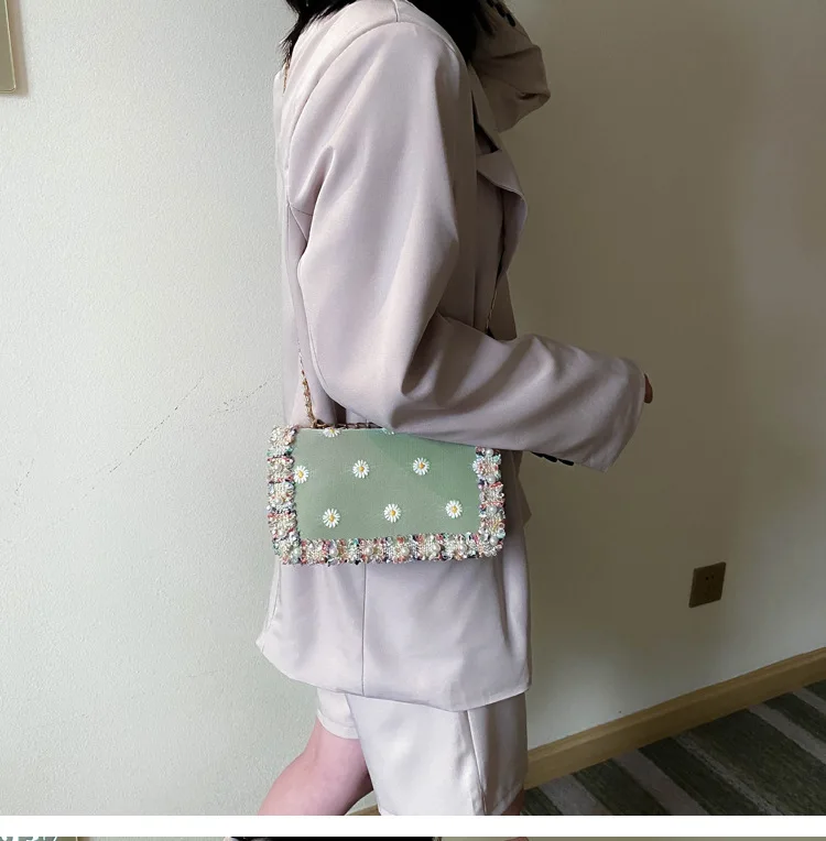 Сумка на плечо женская с жемчужной цепочкой вечерняя сумочка-конверт для