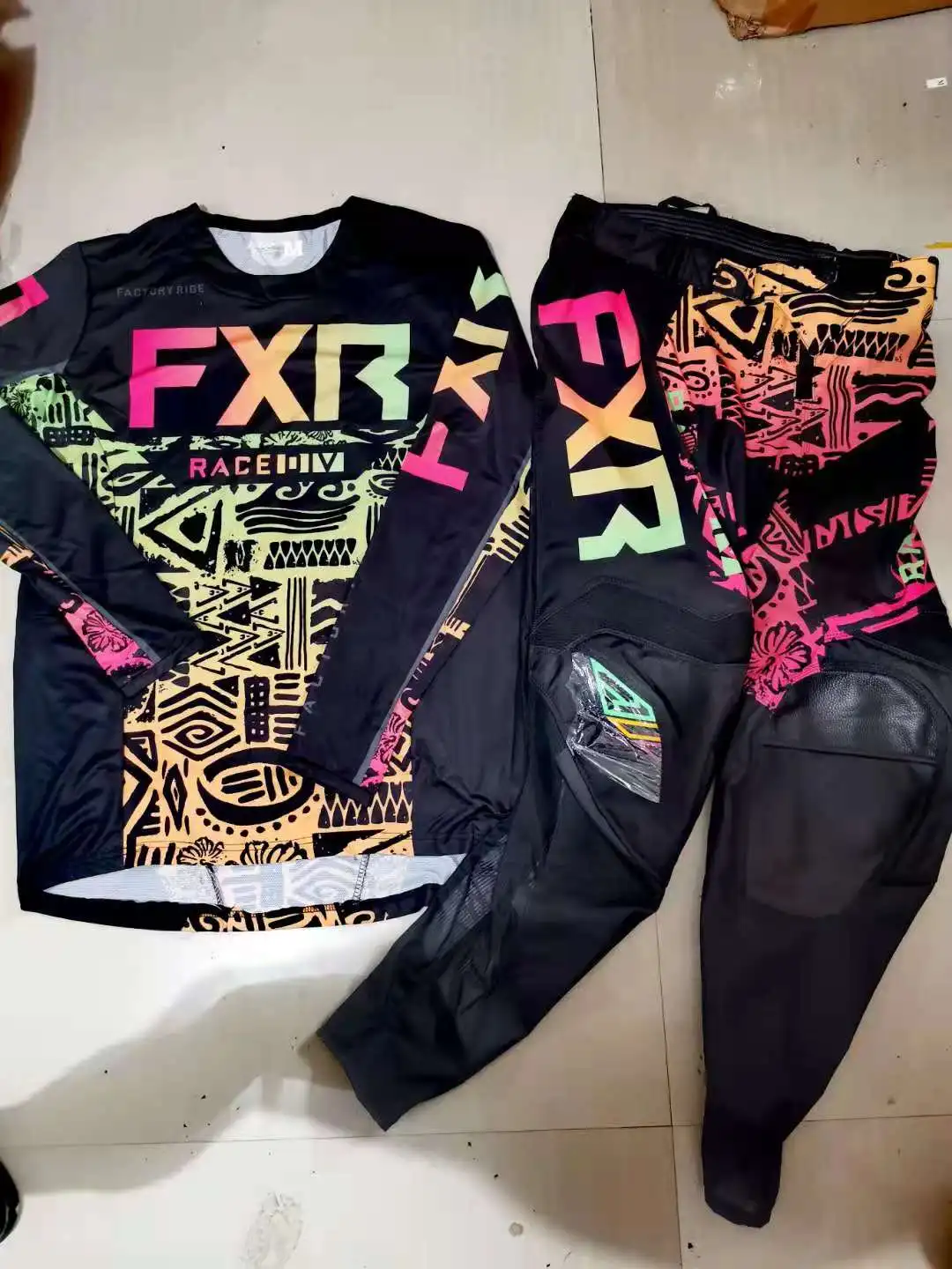 Велосипедный комплект новейшего стиля на 2021 год. Многоцветный велосипедный