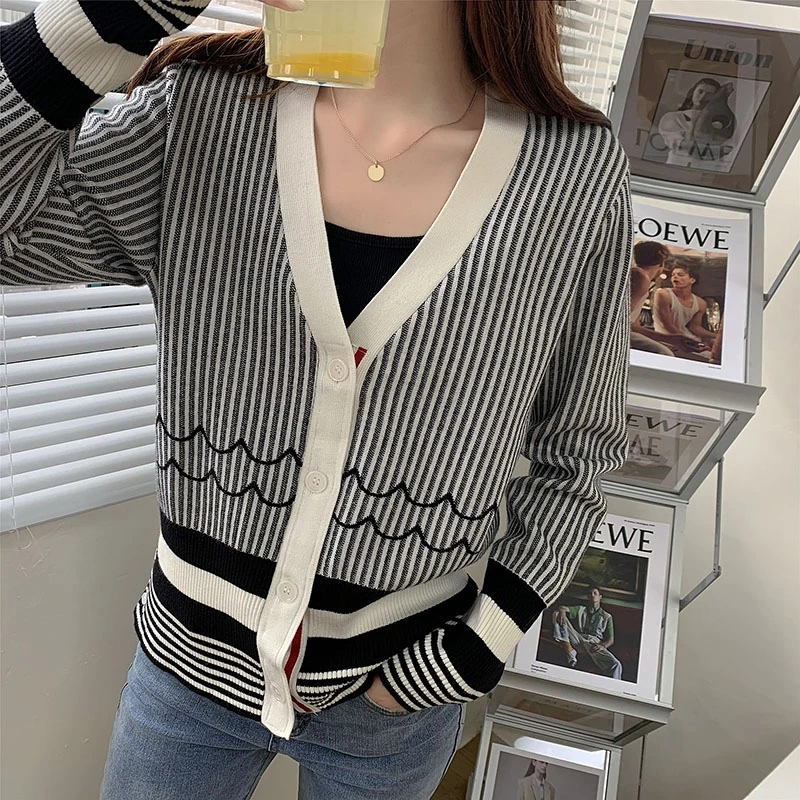 

2021 Casual Pactwork Knitted Women Sweater Cardigan V-neck White Long Sleeve Loose Pocket Elegant Cardigan Autumn Winter