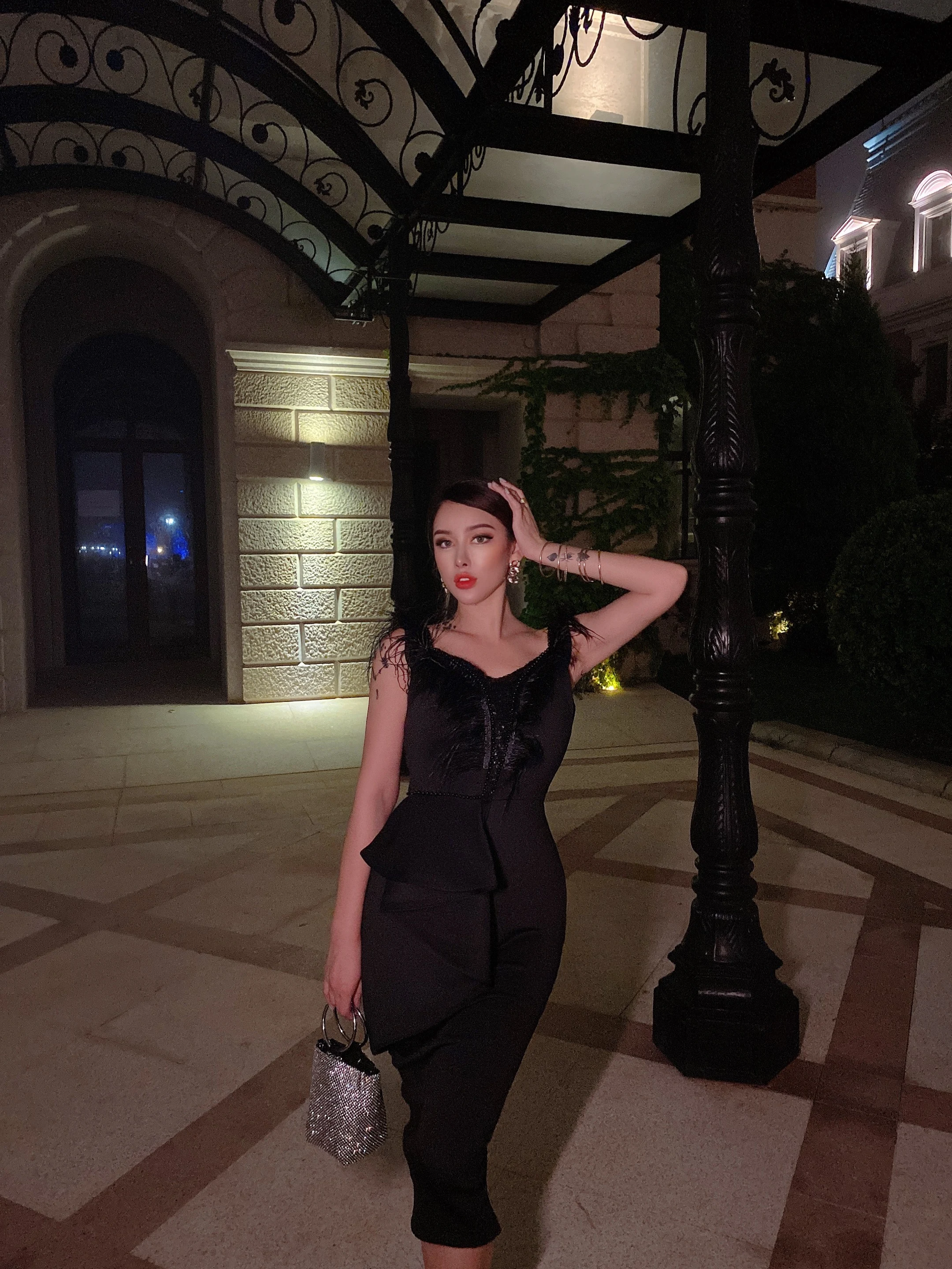 KLEEZY Новое поступление женские с открытыми плечами Слэш шеи Перья Бисероплетение