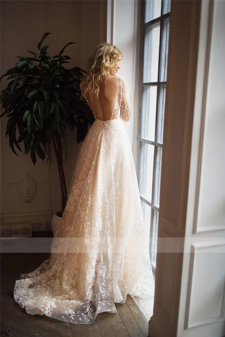 

Fashion Scoop Scatted Lace Long Sleeves Champagne Wedding Dress Open Back Tulle Applique Bridal Dress vestidos noiva