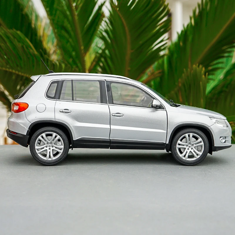 1/18 оригинальная модель автомобиля с литым давлением Norev Volkswagen VW Tiguan (серебристый)