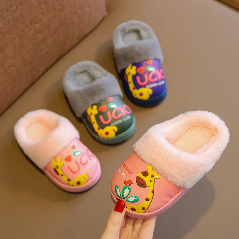 

Детские плюшевые тапочки из ПУ кожи, водонепроницаемые милые зимние тапочки с мультяшным принтом для мальчиков и девочек, гибкая меховая об...