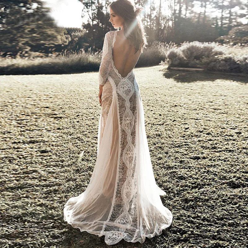 Белое кружевное вечернее платье с разрезом длинное длинным рукавом и вырезом на