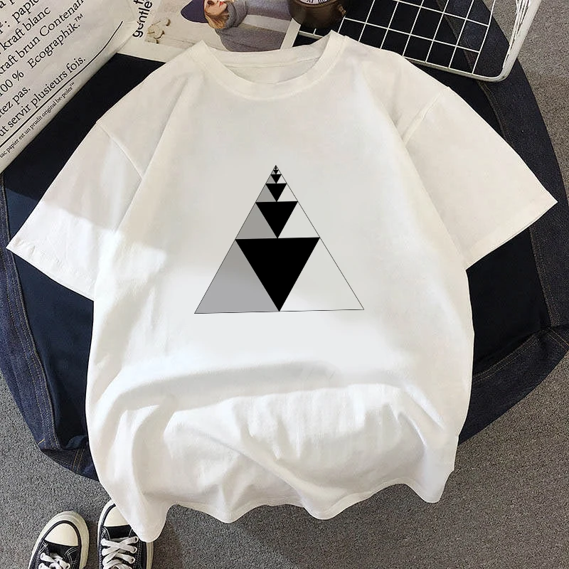 Крутая футболка с графическим принтом модная недорогая круглым вырезом