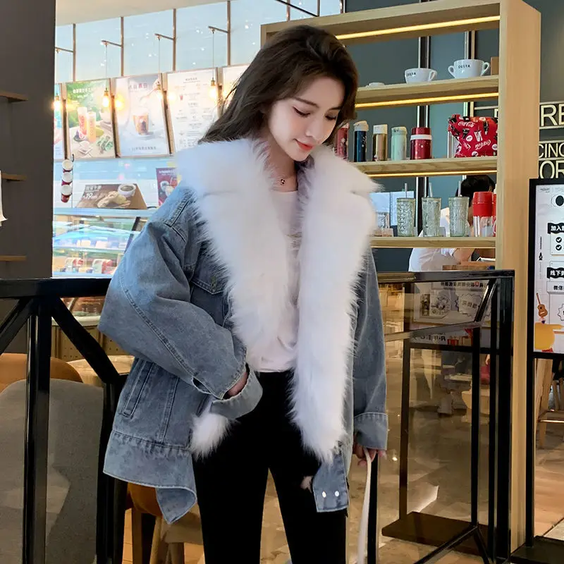 Джинсовая куртка с бархатным утеплителем белая хлопковая большим меховым