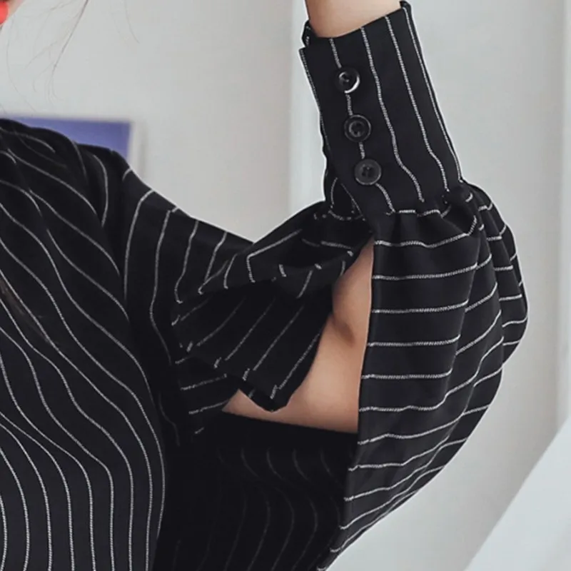 Платье в полоску с круглым вырезом и рукавами-фонариками | Женская одежда