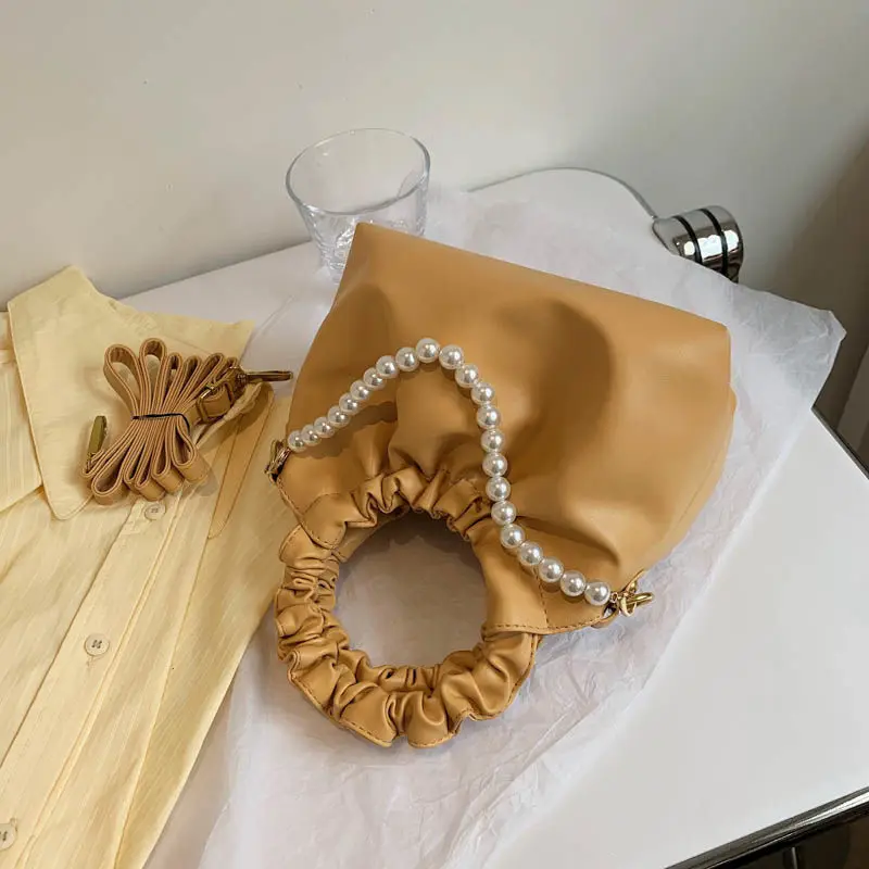 

Дизайнерская сумка через плечо для женщин, сумочка, кошелек, женская сумка с облаком и бусинами, складки, модная универсальная сумка из иску...