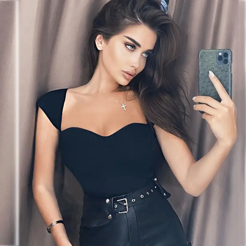 Женские элегантные топы с рукавами крылышками черно белые вырезом сердечком