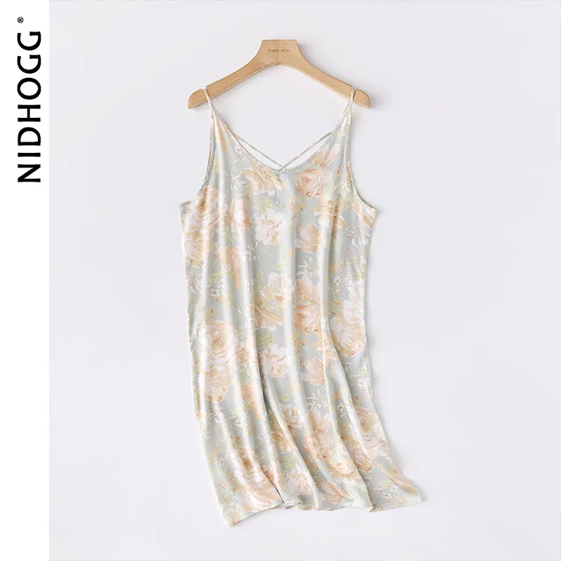 Женская ночная рубашка из вискозы и сатина на тонких бретелях без рукавов с