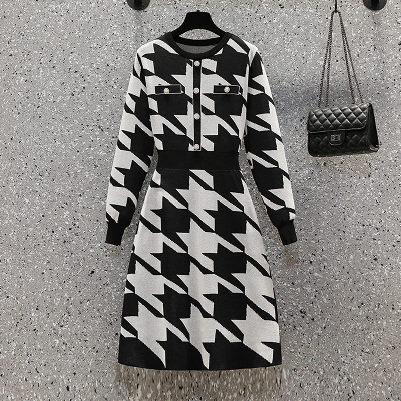 Осенне-зимнее черное трикотажное хлопковое платье средней длины в клетку с