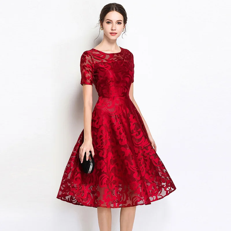 Большие размеры в женском стиле с коротким рукавом подчеркивает свою мораль