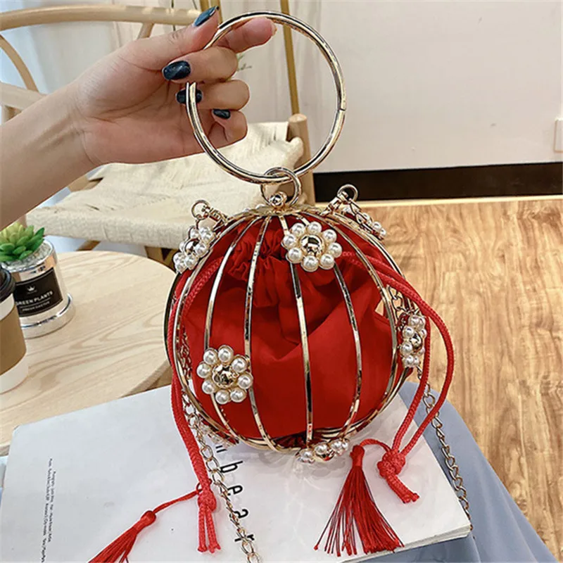 

Женская ажурная вечерняя сумочка-клатч с жемчугом и бриллиантами