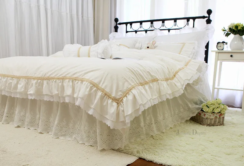 Роскошный кружевной комплект постельного белья бежевый с пододеяльником и