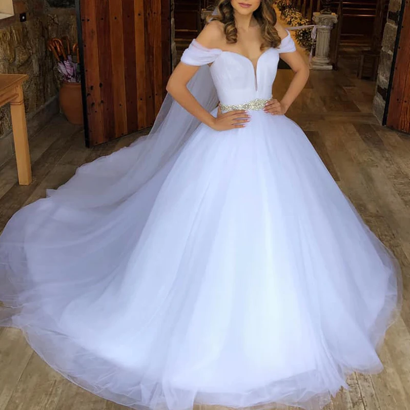 Женское длинное свадебное платье белое фатиновое со шлейфом и открытыми плечами