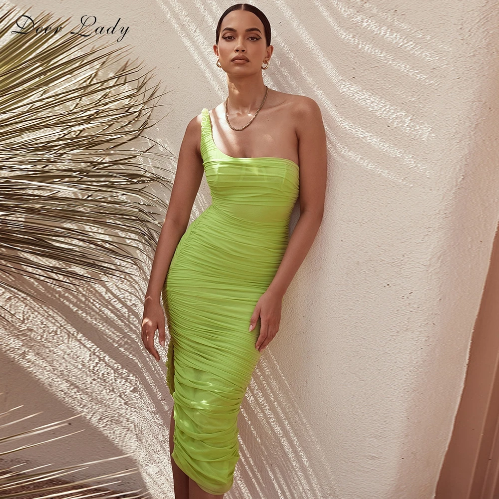 Женское облегающее платье миди с принтом оленя зеленое на одно плечо вечерние