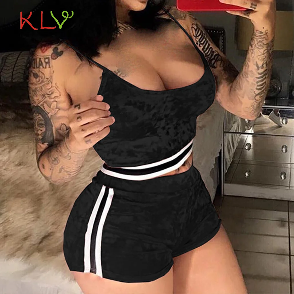 Женский Бархатный спортивный костюм облегающий из двух предметов укороченный