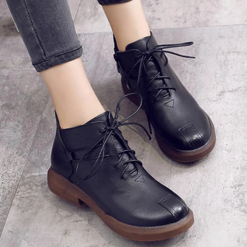 Женские ботинки из натуральной кожи на меху со шнуровкой и круглым носком