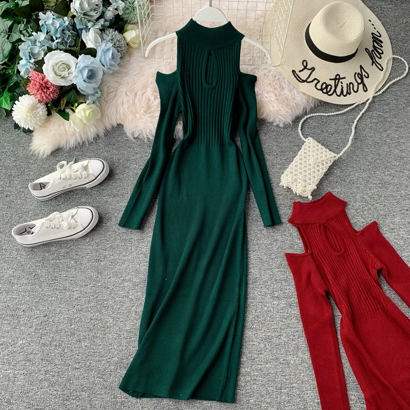 Женское трикотажное платье с открытыми плечами однотонное рваное облегающее