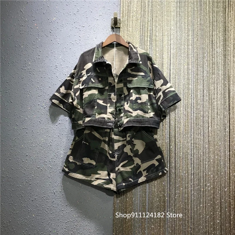 

Женский джинсовый костюм из двух предметов, камуфляжный пиджак с коротким рукавом и шорты-трапеция с высокой талией и широкими штанинами, ...