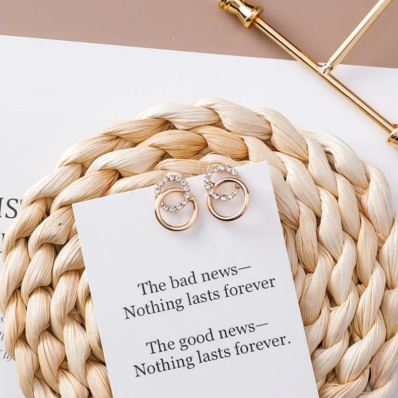 

Женские серьги-гвоздики в виде двух колец