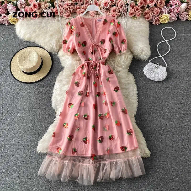 

Сексуальное платье с v-образным воротом, пояс в виде клубники горячего тиснения с короткими рукавами Вечерние середины Длина платье из пряж...