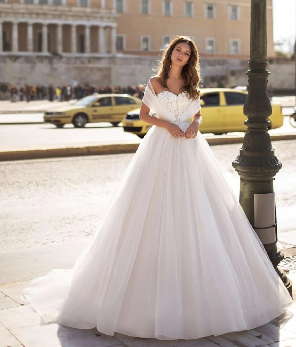 

Свадебное платье шар в виде сердца свадебное платье без рукавов с кружевной аппликацией, расшитые блестками и бисером с низким вырезом на с...