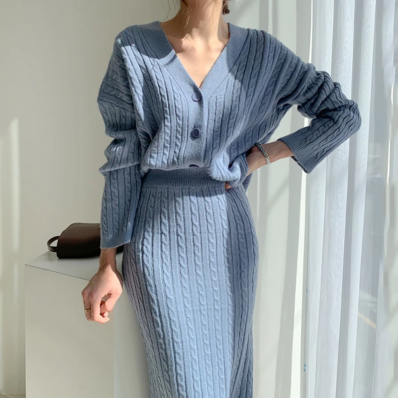 

2021 Autumn/WinterWomen's V-necked hemp pattern knitted cardigan sweater with high waist bag butt skirt two-piece suit