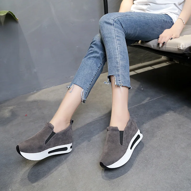 Туфли женские на платформе и высоком каблуке флоковые кроссовки лоферы