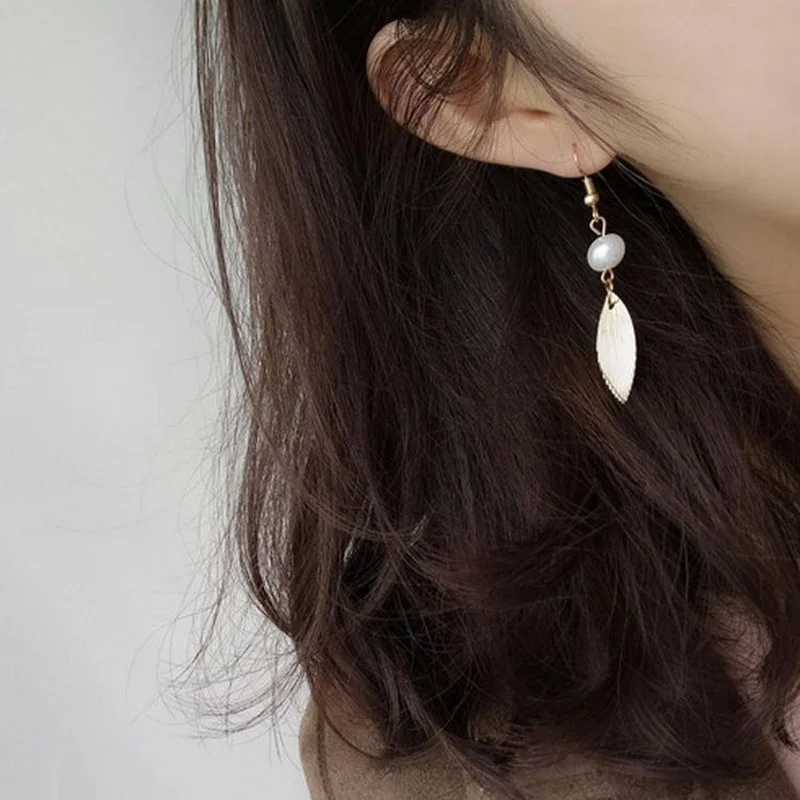 

2021 New Hand Made Korean Pearl Leaf Earrings for Women Stainless Steel Jewelry Minimalist Style Retro Temperament Wholesale