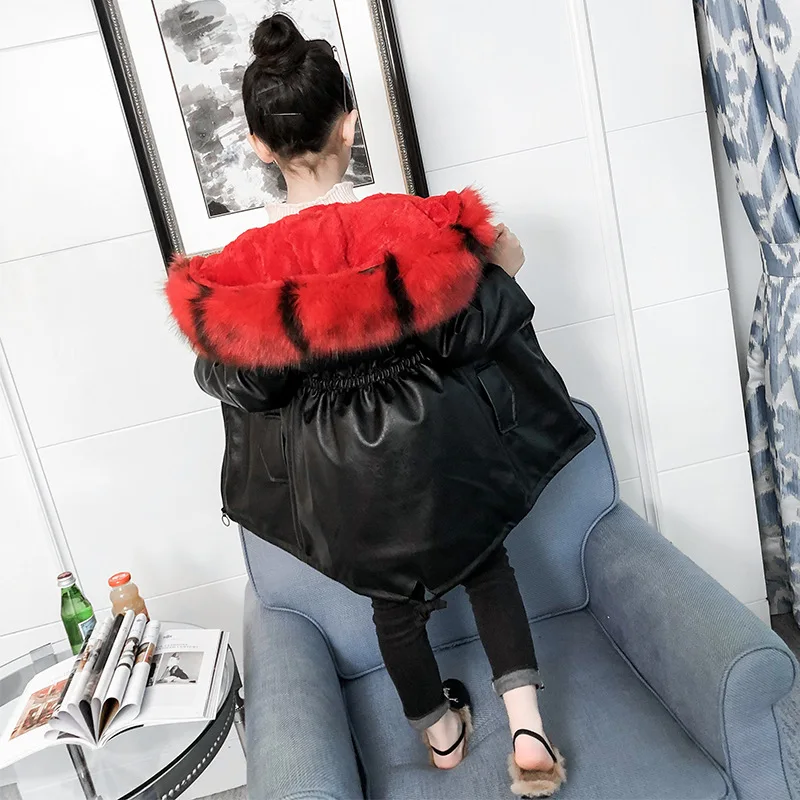 Зимние куртки для девочек из искусственной кожи с большим мягким меховым