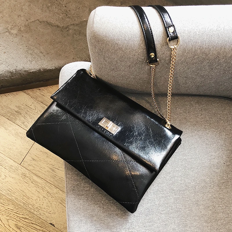 Сумка-конверт женская винтажная кожаная модный саквояж на плечо с цепочкой