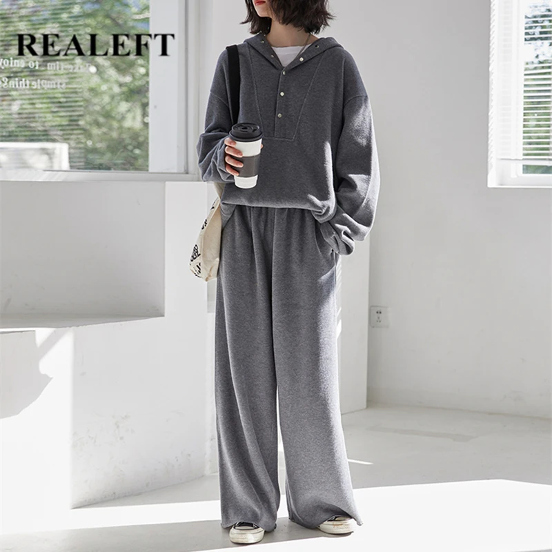 Женский спортивный костюм из двух предметов с капюшоном и брюками| |