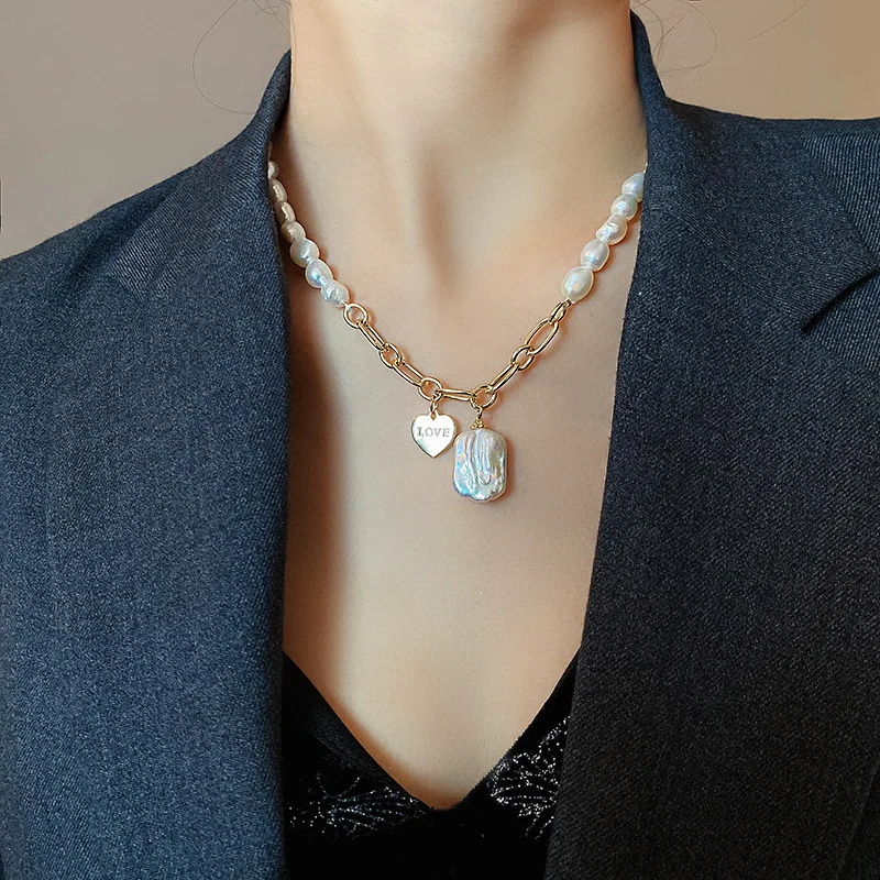 

Real Gold Plated Stitched Pearl Love Letter Necklace Fashion Temperament Necklaces for Women Jewlery Necklace Mother of Pearl