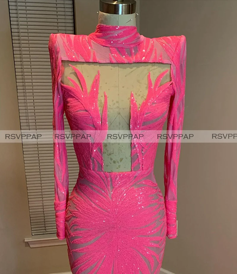 Элегантные платья русалки с длинными рукавами и высоким воротом ярко розовые