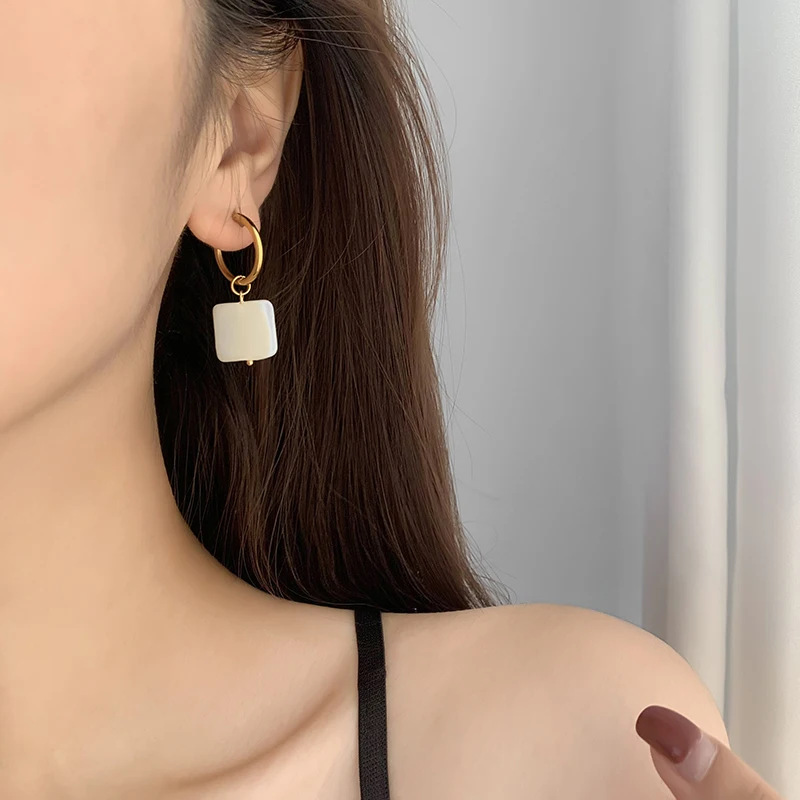 Женские серьги с жемчугом и титановыми вставками из нержавеющей