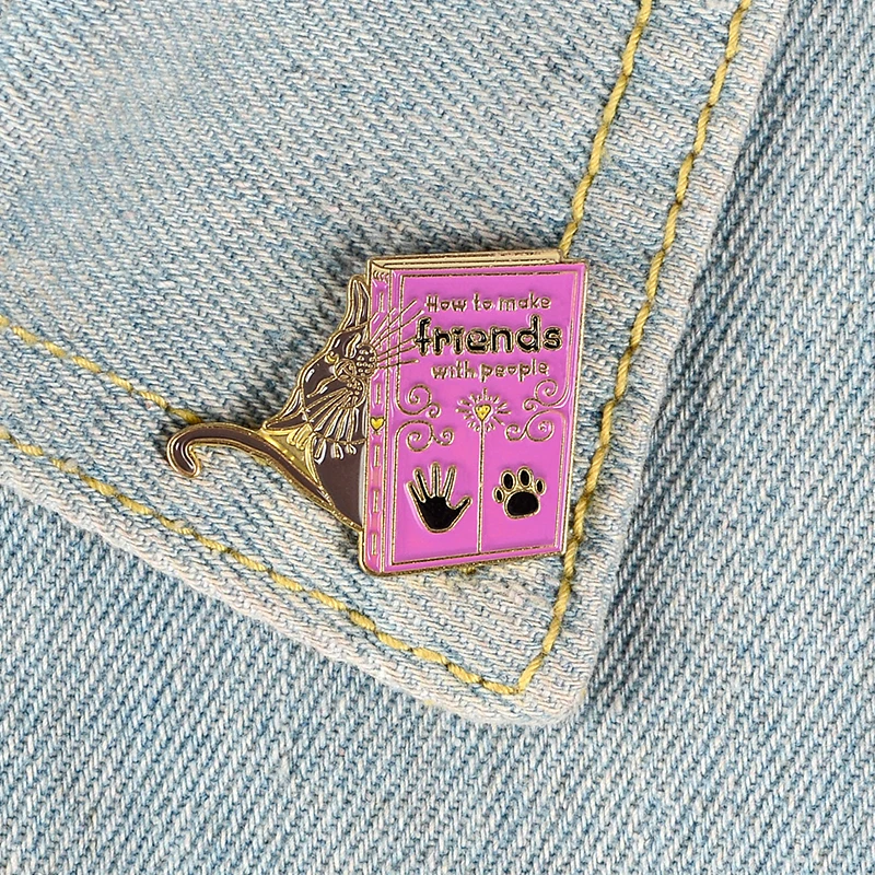 Позвольте нам стать друзьями! Стильная футболка с изображением персонажей