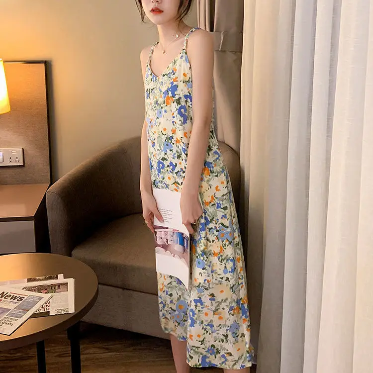 

Summer minority wear suspenders, flowers, simple and fresh dress, with a long skirt on the inside to show thin and high graffiti