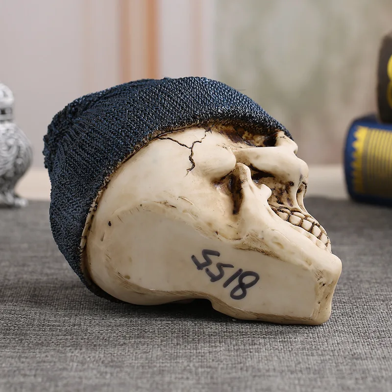 

Lovely Funny Wearing A Woolen Cap Hat Skull Figure Creative Tricky Resin Craft Collect Horror Halloween Decoration Gag gifts toy
