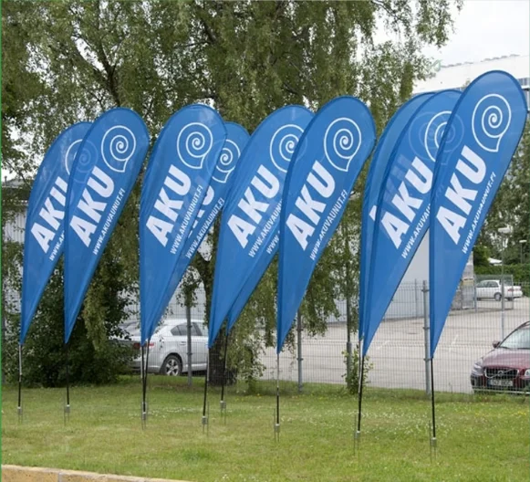 Демонстрационное оборудование флаг с перьями каплевидными каплями свернутый